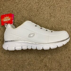 NWT Skechers Women’s Elite Class Casual Athletic White Shoe Wide Width Size 7.5